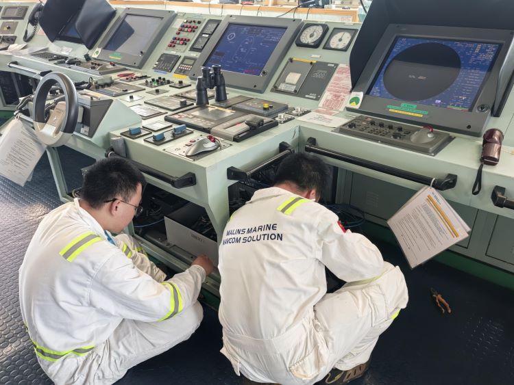 Equipe de engenheiros da Malins Marine atendendo clientes marítimos no porto de Zhoushan